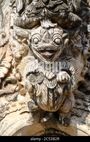 Statuette des Dämons vor dem Tempel in Inwa (Ava). Myanmar Stockfoto