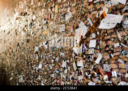 Italien, Verona, Liebesnote an der Wand von Romeo und Julia Stockfoto