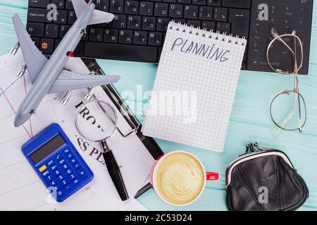 Flache Lay-Komposition mit Tastatur, Kaffee und anderen Bürogegenständen auf blauem Hintergrund. Stockfoto