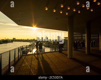 Elbphilharmonie Plaza mit einem fantastischen Blick auf Hamburg. Stockfoto