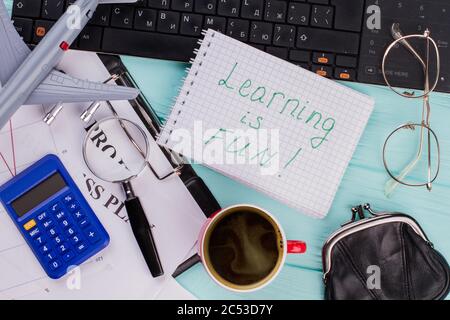 Bürotisch mit Stift, Keaboard, Kaffeetasse, Gläser und Notizblock. Stockfoto