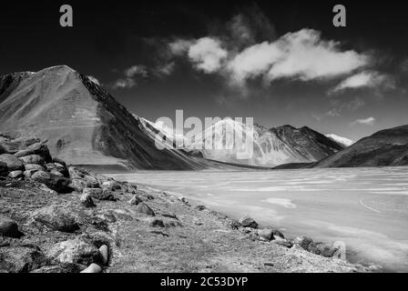 Ladakh, Indien. Der Pangong See ist eine Haupttouristenattraktion im Sommer, wenn es gesagt wird, Farbe periodisch zu ändern. Es nimmt auf einem verlassenen lo Stockfoto