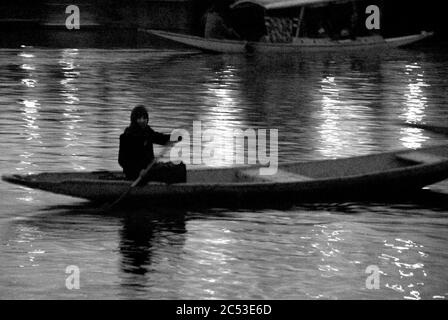 Kaschmir, Indien. Der Dal See bildet einen Knotenpunkt von Arten in Srinagar, da Touristen und Einheimische es für Bootsfahrten oder den Kauf von landwirtschaftlichen Produkten häufig. März 14, 20 Stockfoto