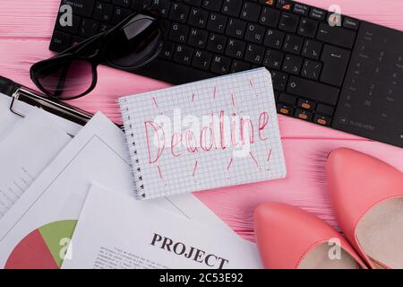 Deadline Text auf Notizblock mit Office Damen Accessoires. Stockfoto