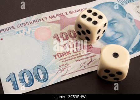 Risiko im Finanzierungskonzept. Hohe Würfe auf 100 türkische Lira für positive Finanz- und Währungssituation. Stockfoto