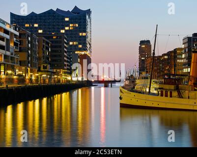 Sandtorhafen und Elbphilharmonie in Hamburg bei Sonnenuntergang. Stockfoto