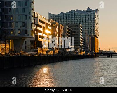 Kaiserkai und Elbphilharmonie in Hamburg Stockfoto