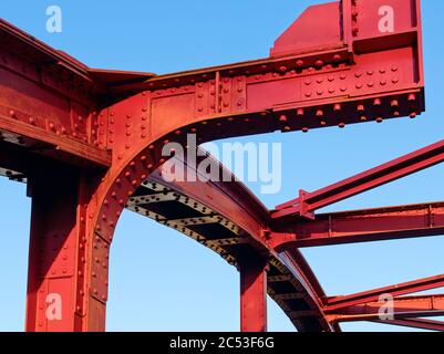 Genietete Stahlträger einer Brücke in Hamburg. Stockfoto