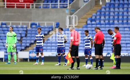 Reading und Brentford beobachten eine Minuten Stille in Ehren derer, die vor zehn Tagen vor dem Sky Bet Championship-Spiel im Madejski Stadium in Reading ihr Leben in Forbury Gardens verloren haben. Stockfoto