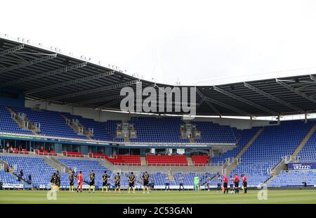 Reading und Brentford beobachten eine Minuten Stille in Ehren derer, die vor zehn Tagen vor dem Sky Bet Championship-Spiel im Madejski Stadium in Reading ihr Leben in Forbury Gardens verloren haben. Stockfoto