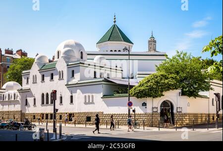 Ostseite der Großen Moschee von Paris mit dem Eingang des Teesaals auf der rechten Seite und der Kuppel des Gebetsraums mit grünen Fliesen. Stockfoto