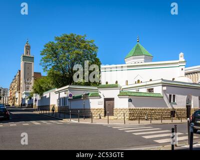 Gesamtansicht der Großen Moschee von Paris mit dem 33 Meter hohen Minarett auf der linken Seite und dem Gebetsraum mit einer Kuppel mit grünen Fliesen auf der rechten Seite Stockfoto