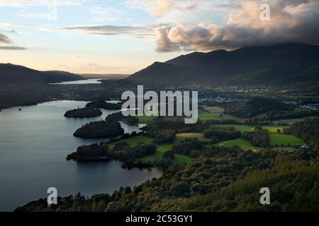 Sonnenuntergang über Derwent Water von Falcon Crag im Lake District, Großbritannien Stockfoto