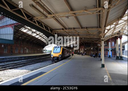 Eine unbekannte Klasse 220 D.M.U steht am Bahnsteig 3 von Bristol Temple Meads mit einem Zug nach Manchester Piccadilly Stockfoto