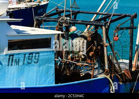 Fischtrawler in Byala Bay, Buigaria Stockfoto