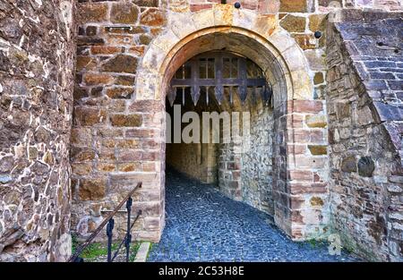 Steinmauer mit Falltor in Schloss Wernigerode. Stockfoto