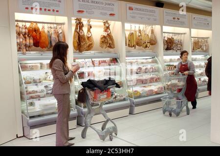 Turin, Piemont/Italien-01/26/2007 - die Eröffnung des Marktes Eataly in Turin, dem ersten Standort von Einkaufszentren mit hochwertigen italienischen Speisen. Stockfoto