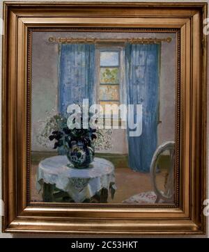 Interieur mit Clematis, von Anna Ancher, mit Rahmen. Stockfoto