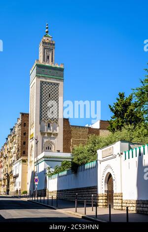 Das 33 Meter hohe Minarett der Großen Moschee von Paris und der Eingang des theologischen intituttes Al-Ghazali in der zinnen verlaufenden Umschließungsmauer. Stockfoto