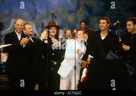 Pavarotti & Friends Konzert in Modena, Italien 1995: Links Brian Eno,Bono,Zucchero,Dolores O'Riordan (von Cranberries) .Simon le Bon und Hackbraten. Stockfoto