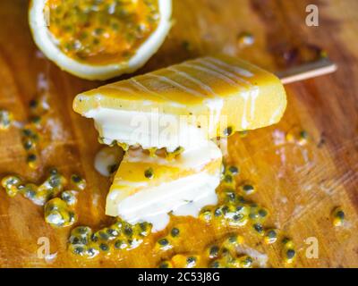 Eis mit Passionfrucht-Geschmack auf einem Holzbrett Stockfoto