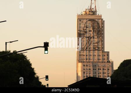 BUENOS AIRES, ARGENTINIEN - 31. März 2017: Gebäude des Ministeriums für soziale Entwicklung, in der Morgendämmerung Sonnenaufgang, mit großen Stahlbild von Eva Peron (Evita) g Stockfoto