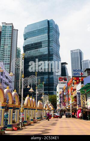 Little India Ziegelfelder mit Wolkenkratzern in Kuala Lumpur, Malaysia. Stockfoto