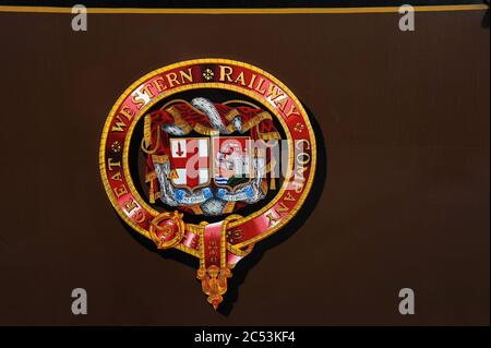 Große Western Railway Insignien auf der Kutschenseite in Arley. Stockfoto