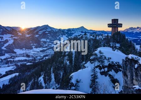 St. Jakob in Haus, Gipfelkreuz Jakobskreuz, Buchensteinwand, im Hintergrund Gipfel Kitzbüheler Horn, Wilder Kaiser in Kitzbühel Stockfoto