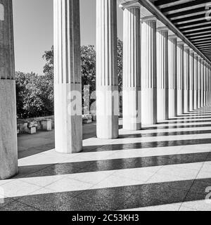 Klassische griechische Säulen, Athen, Griechenland. Schwarz-Weiß-Architekturfotografie Stockfoto