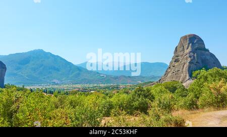 Ländliche Landschaft mit Tal und Bergen in Thessalien, Griechenland - malerische griechische Landschaft Stockfoto