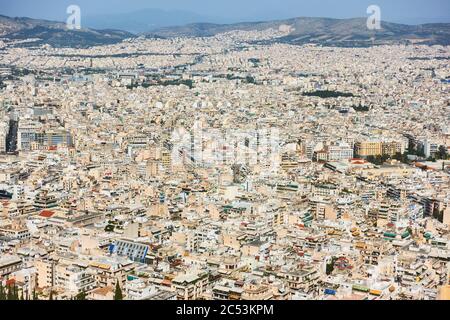 Athen Stadt - Panoramablick auf Wohnhäuser im zentralen Teil der Stadt von oben, Griechenland Stockfoto