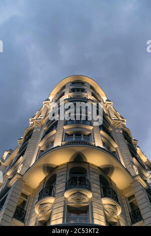 Fassade eines repräsentativen Gebäudes in Madrid. Stockfoto