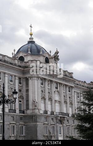 Fassade eines repräsentativen Gebäudes in Madrid. Stockfoto