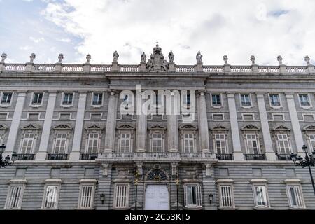 Fassade eines repräsentativen Gebäudes in Madrid. Stockfoto