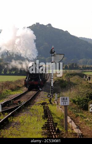 '3850' und 'Raveningham Hall' nähern sich Blue Anchor mit einem Minehead - Bishops Lydeard Zug. Stockfoto