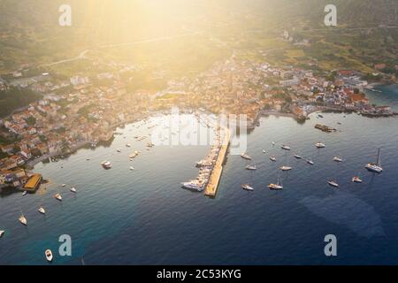 Kroatische maritime Stadt Komiza und seinen Hafen aus der Luft. Stockfoto