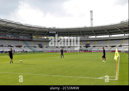 30. Juni 2020; Olympisches Grande Torino Stadion, Turin, Piemont, Italien; Serie A Fußball, Turin gegen Lazio; Lazio Spieler wärmen sich im leeren Stadion auf Stockfoto