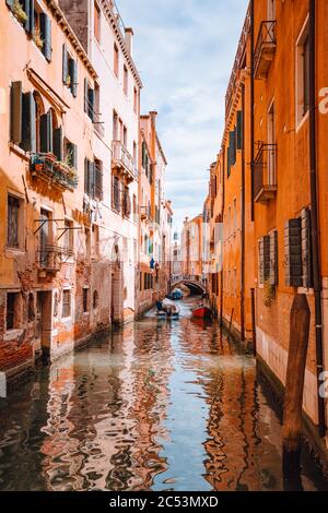 Venedig, Italien. Schöne Aussicht auf die typischen Kanäle Kanäle in Venedig. Mit kleinem Boot und Gondeln Transport. Stockfoto