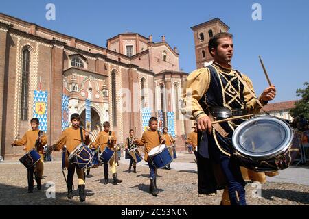 Asti, Piemont, Italien -09/20/2015- Palio ist ein traditionelles Fest mittelalterlicher Herkunft und Ausstellung von Flaggenwerfern, historische Prozession und die Stockfoto