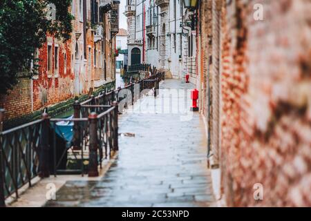 Venedig, Italien. Die kleinen Straßen und engen Kanal mit farbigen Ziegelhäusern am Ufer der Altstadt. Stockfoto