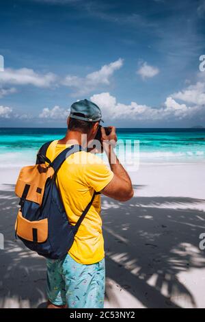 Männliche Fotografie macht Bild von Paradies weißen Sand tropischen Strand mit türkisblauen Ozean Lagune in Urlaub. Stockfoto