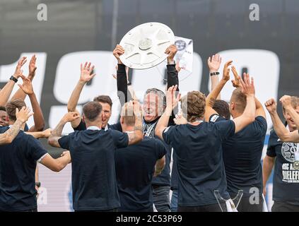 Preisverleihung: Jubilationstrainer Uwe NEUHAUS (BI) mit der Fußball-Meisterschaft 2. Bundesliga, 34. Spieltag, DSC Arminia Bielefeld (BI) - FC Heidenheim (HDH), am 28. Juni 2020 in Bielefeld. # die DFL-Vorschriften verbieten die Verwendung von Fotos als Bildsequenzen und/oder quasi-Video # Â weltweit Stockfoto