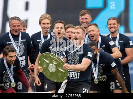 Siegerehrung: Jubilierung Team BI mit dem WM-Pokal, den Andreas VOGLSAMMER (BI) hält, von links nach rechts Torwart Stefan ORTEGA (BI), Trainer Uwe NEUHAUS (BI) Fußball 2. Bundesliga, 34. Spieltag, DSC Arminia Bielefeld (BI) - FC Heidenheim (HDH), am 28. Juni 2020 in Bielefeld. # die DFL-Vorschriften verbieten die Verwendung von Fotos als Bildsequenzen und/oder quasi-Video # Â weltweit Stockfoto