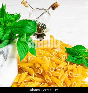 Zutaten für vegeiarische Penne Paste mit grünem Basilikum Stockfoto