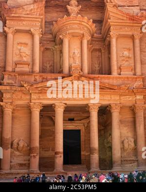 PETRA, JORDANIEN - APR 01, 2015: Touristen besuchen das El Khasneh in Petra - UNESCO Weltkulturerbe und eines der neuen 7 Weltwunder Stockfoto