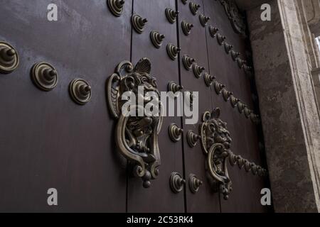 Nahaufnahme eines Metalltores mit Löwen-Skulpturen-Figuren Stockfoto