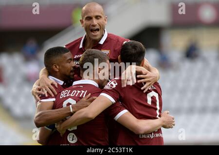 30. Juni 2020; Olympisches Grande Torino Stadion, Turin, Piemont, Italien; Serie A Fußball, Turin gegen Lazio; Teamkollegen feiern mit Andrea Belotti vom FC Turin, nachdem er das Tor für 1-0 in der 5. Minute erzielt hat Stockfoto