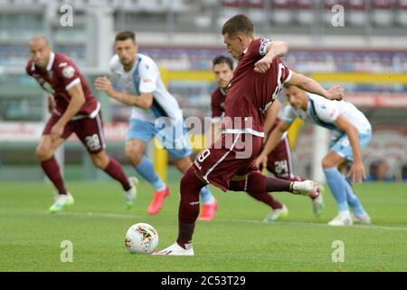 30. Juni 2020; Olympisches Grande Torino Stadium, Turin, Piemont, Italien; Serie A Fußball, Turin gegen Lazio; Andrea Belotti vom FC Turin erzielt einen Elfmeterstoß in der 5. Minute für 1-0 Stockfoto