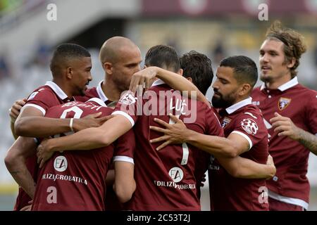 30. Juni 2020; Olympisches Grande Torino Stadion, Turin, Piemont, Italien; Serie A Fußball, Turin gegen Lazio; Teamkollegen feiern mit Andrea Belotti vom FC Turin, nachdem er das Tor für 1-0 in der 5. Minute erzielt hat Stockfoto